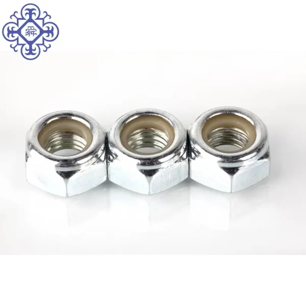የ 4.8mm ነጭ ዚንክ የታሸገ ናይሎን ሎክ ነት DIN985 እና ጠፍጣፋ ማጠቢያዎች ቡድን።