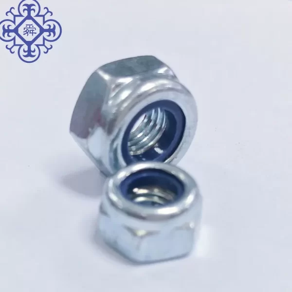 'n Nabyfoto van 'n 4,8 mm wit sinkplaat nylon sluitmoer DIN982.